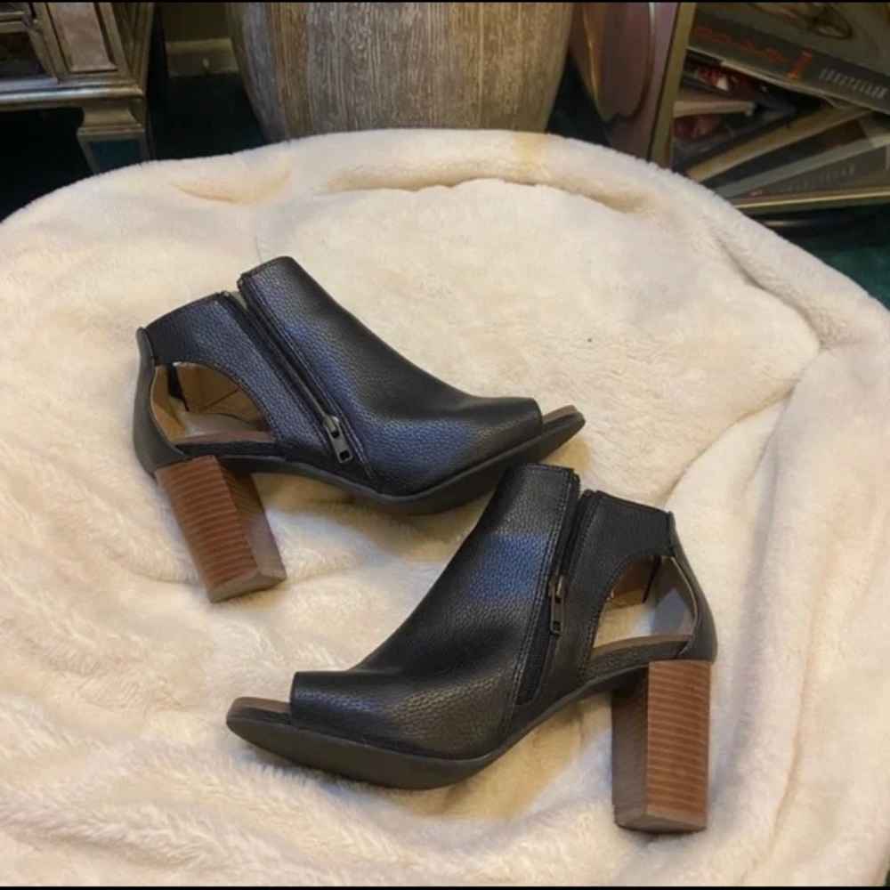 LIKE NEW —>  Black cutout booties